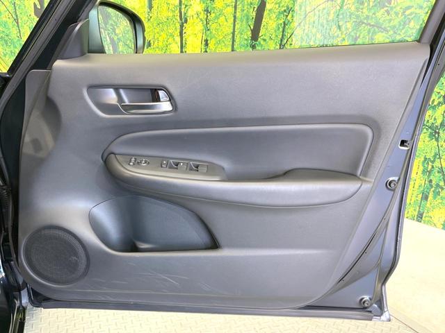 フィット ｅ：ＨＥＶホーム　２０周年特別仕様車　カーサ　衝突被害軽減システム　レーダークルーズ　ＬＥＤヘッド　ＥＴＣ２．０　純正１６インチアルミ　オートハイビーム　車線逸脱警報　コーナーセンサー　スマートキー　バックカメラ　オートライト　オートエアコン（35枚目）