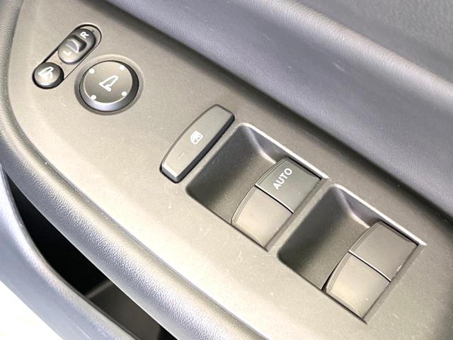 フィット ｅ：ＨＥＶホーム　２０周年特別仕様車　カーサ　衝突被害軽減システム　レーダークルーズ　ＬＥＤヘッド　ＥＴＣ２．０　純正１６インチアルミ　オートハイビーム　車線逸脱警報　コーナーセンサー　スマートキー　バックカメラ　オートライト　オートエアコン（36枚目）