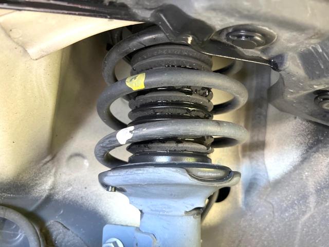 お車を安心してお乗りいただく為には、足回りの定期点検が欠かせません。サービスサポート（有償保証）では無料点検もご提供しており、安心のカーライフをお過ごしいただけるサポート体制が整っています。