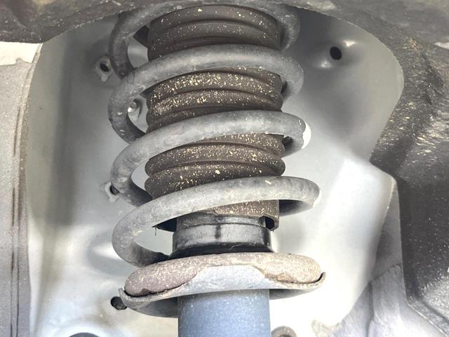 お車を安心してお乗りいただく為には、足回りの定期点検が欠かせません。サービスサポート（有償保証）では無料点検もご提供しており、安心のカーライフをお過ごしいただけるサポート体制が整っています。