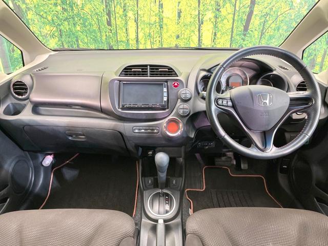 フィット シーズ　ファインスタイル　純正ナビ　バックカメラ　禁煙車　スマートキー　ＨＩＤヘッド　ビルトインＥＴＣ　オートライト　オートエアコン　Ｂｌｕｅｔｏｏｔｈ　ＣＤ　ＤＶＤ再生　フルセグＴＶ　純正革巻きステアリング（2枚目）
