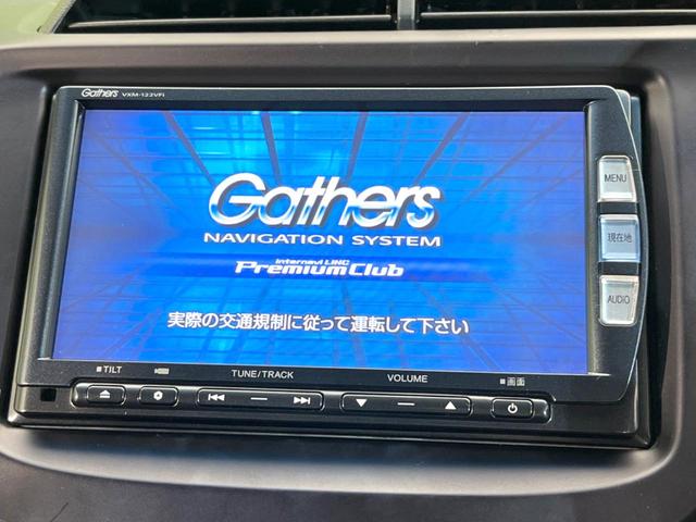 フィット シーズ　ファインスタイル　純正ナビ　バックカメラ　禁煙車　スマートキー　ＨＩＤヘッド　ビルトインＥＴＣ　オートライト　オートエアコン　Ｂｌｕｅｔｏｏｔｈ　ＣＤ　ＤＶＤ再生　フルセグＴＶ　純正革巻きステアリング（3枚目）