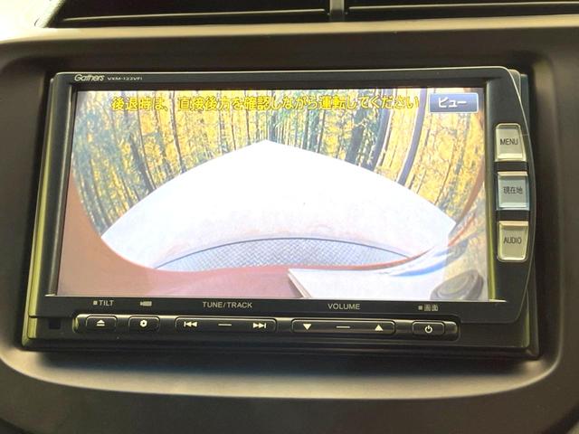 フィット シーズ　ファインスタイル　純正ナビ　バックカメラ　禁煙車　スマートキー　ＨＩＤヘッド　ビルトインＥＴＣ　オートライト　オートエアコン　Ｂｌｕｅｔｏｏｔｈ　ＣＤ　ＤＶＤ再生　フルセグＴＶ　純正革巻きステアリング（4枚目）