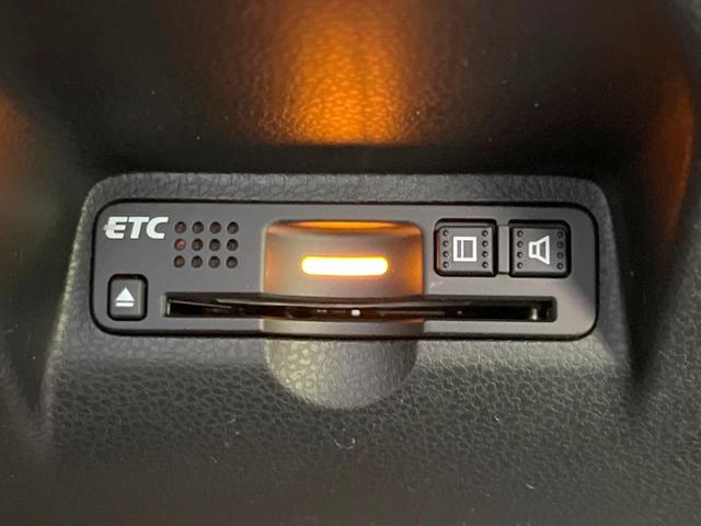 フィット シーズ　ファインスタイル　純正ナビ　バックカメラ　禁煙車　スマートキー　ＨＩＤヘッド　ビルトインＥＴＣ　オートライト　オートエアコン　Ｂｌｕｅｔｏｏｔｈ　ＣＤ　ＤＶＤ再生　フルセグＴＶ　純正革巻きステアリング（5枚目）