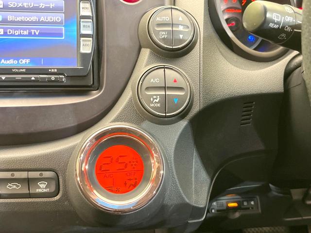 フィット シーズ　ファインスタイル　純正ナビ　バックカメラ　禁煙車　スマートキー　ＨＩＤヘッド　ビルトインＥＴＣ　オートライト　オートエアコン　Ｂｌｕｅｔｏｏｔｈ　ＣＤ　ＤＶＤ再生　フルセグＴＶ　純正革巻きステアリング（7枚目）