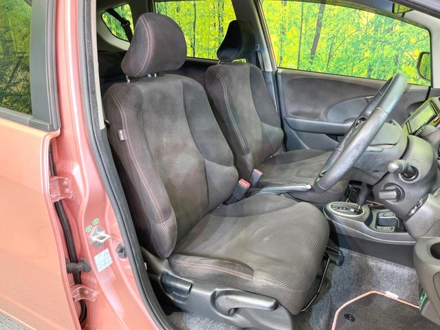 フィット シーズ　ファインスタイル　純正ナビ　バックカメラ　禁煙車　スマートキー　ＨＩＤヘッド　ビルトインＥＴＣ　オートライト　オートエアコン　Ｂｌｕｅｔｏｏｔｈ　ＣＤ　ＤＶＤ再生　フルセグＴＶ　純正革巻きステアリング（8枚目）