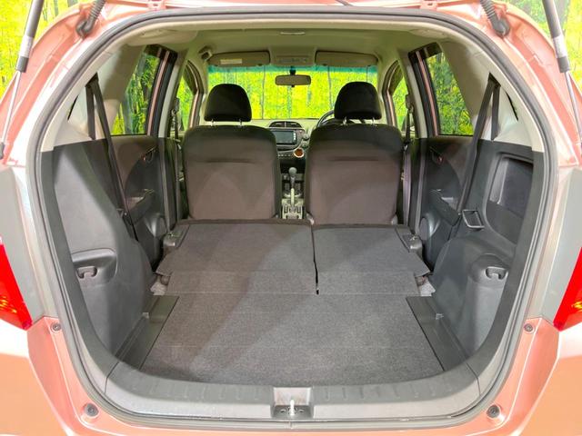 フィット シーズ　ファインスタイル　純正ナビ　バックカメラ　禁煙車　スマートキー　ＨＩＤヘッド　ビルトインＥＴＣ　オートライト　オートエアコン　Ｂｌｕｅｔｏｏｔｈ　ＣＤ　ＤＶＤ再生　フルセグＴＶ　純正革巻きステアリング（10枚目）