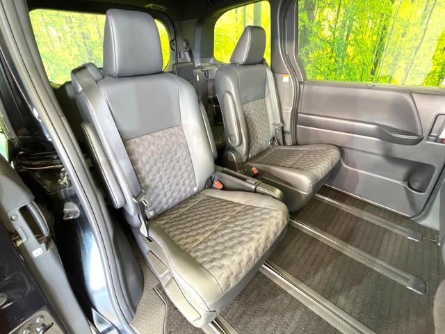 ヴォクシー Ｓ－Ｚ　両側電動ドア　バックカメラ　衝突被害軽減システム　レーダークルーズ　禁煙車　ハーフレザーシート　コーナーセンサー　スマートキー　ＬＥＤヘッド　ＥＴＣ２．０　純正１７インチアルミ　オートハイビーム（9枚目）