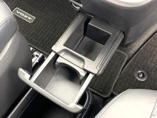 ヴォクシー Ｓ－Ｚ　両側電動ドア　バックカメラ　衝突被害軽減システム　レーダークルーズ　禁煙車　ハーフレザーシート　コーナーセンサー　スマートキー　ＬＥＤヘッド　ＥＴＣ２．０　純正１７インチアルミ　オートハイビーム（65枚目）