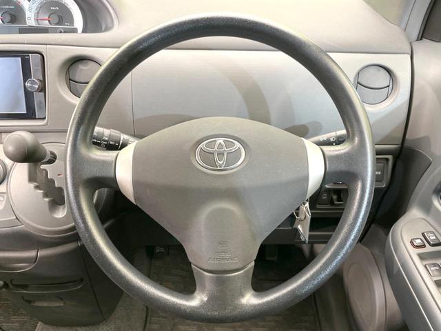 �C���e���A�ɍ��킹���f�U�C���̃X�e�A�����O�́A�^�]�������̂��Ƃ��l���A�^�]���₷���`��A�傫���ł��B�����x�A���ۂɐG���Ă��m���߂��������B