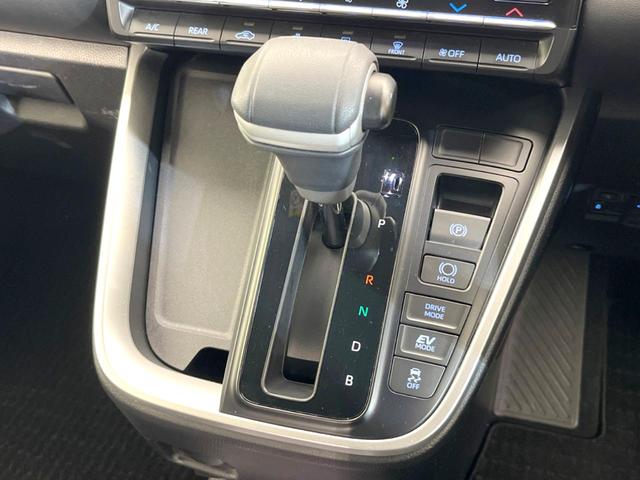 ヴォクシー ハイブリッドＳ－Ｚ　１０型ディスプレイオーディオ　両側電動ドア　バックカメラ　１００Ｖ電源　衝突軽減　レーダークルーズ　禁煙車　電動リアゲート　ハーフレザーシート　ドラレコ　コーナーセンサー　スマートキー　ＬＥＤヘッド（47枚目）