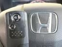 【Hondaスマートキー】カバンやポケットに入れたままでもドアの施錠・解錠が可能なスマートキーを装備。エンジンのオン・オフ時もカギを取り出す必要が無いからとっても便利です♪