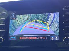 【バックカメラ】駐車時に後方がリアルタイム映像で確認できます。大型商業施設や立体駐車場での駐車時や、夜間のバック時に大活躍！運転スキルに関わらず、今や必須となった装備のひとつです！ 4