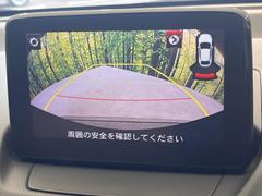 【バックカメラ】駐車時に後方がリアルタイム映像で確認できます。大型商業施設や立体駐車場での駐車時や、夜間のバック時に大活躍！運転スキルに関わらず、今や必須となった装備のひとつです！ 4