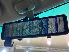 【デジタルインナーミラー】後席の大きな荷物や同乗者で後方が確認しづらい時でも安心！カメラが撮影した車両後方の映像をルームミラー内に表示。クリアな視界で状況の確認が可能です！ 4