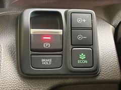 【電動パーキングブレーキ】パーキングブレーキは便利な電動式！ボタン一つで操作でき、アクセルを踏めば自動で解除されます♪レバーやペダルが無いので運転席廻りもすっきりしますね♪ 4