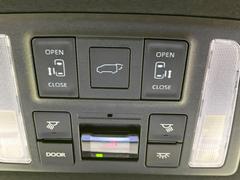 【パワーバックドア】スマートキーや運転席のボタンを押すだけでリアゲートが自動で開閉します！荷物を持っている時や、高い位置にあるバックドアを閉める際に便利な機能です♪ 5