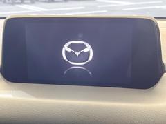 【マツダコネクトナビ】車内の雰囲気にマッチした一体型タイプのナビ。各種車輌設定やＢｌｕｅｔｏｏｔｈ再生等、様々な機能が楽しめます。直感的なダイヤル操作が可能で、使い勝手も良好です。 3