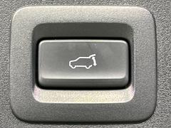 【パワーバックドア】スマートキーや運転席のボタンを押すだけでリアゲートが自動で開閉します！荷物を持っている時や、高い位置にあるバックドアを閉める際に便利な機能です♪ 5