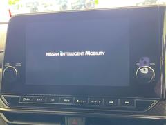 【メーカー純正ナビ】インテリアに溶け込むスタイリッシュな「専用設計」メーカーナビを装備♪視認性や操作性など基本性能にも優れ、より上質なカーライフをお楽しみいただけます。 3