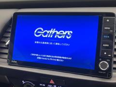 【純正ナビ】人気の純正ナビを装備しております。ナビの使いやすさはもちろん、オーディオ機能も充実！キャンプや旅行はもちろん、通勤や買い物など普段のドライブも楽しくなるはず♪ 3