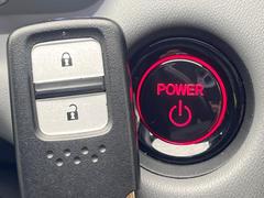 【Ｈｏｎｄａスマートキー】カバンやポケットに入れたままでもドアの施錠・解錠が可能なスマートキーを装備。エンジンのオン・オフ時もカギを取り出す必要が無いからとっても便利です♪ 7