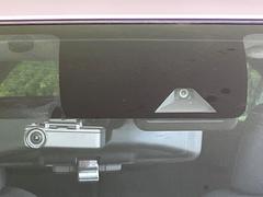【エマージェンシーブレーキ】走行中に前方の車両等を認識し、衝突しそうな時は警報とブレーキで衝突回避と被害軽減をアシスト。より安全にドライブをお楽しみいただけます。 5