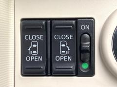 【両側パワースライドドア】スマートキーや運転席のスイッチで後席両側スライドドアの開閉が可能♪電動だから力を入れてドアを開ける必要が無く、小さなお子様でも簡単に開け閉めでき快適です♪ 4