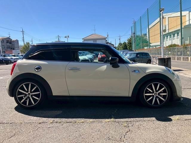 ＭＩＮＩ ３ドア　ＣＯＯＰＥＲ　Ｓ　革シート　純正ナビ　バックカメラ　シートヒーター　ブリッツ車高調　インテリジェントセーフティー　アダクティブクルーズコントロール　ミラーＥＴＣ　コンフォートアクセス　ドライビングモード（12枚目）