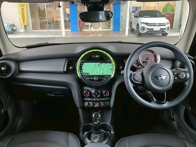 ＭＩＮＩ クーパー　純正ＨＤＤナビ　バックカメラ　前後コーナーセンサー　衝突軽減　マルチファンクションステアリング　オートライト　レインセンサー　ＥＴＣ　アイドリングストップ　コンフォートアクセス　横滑り防止（3枚目）