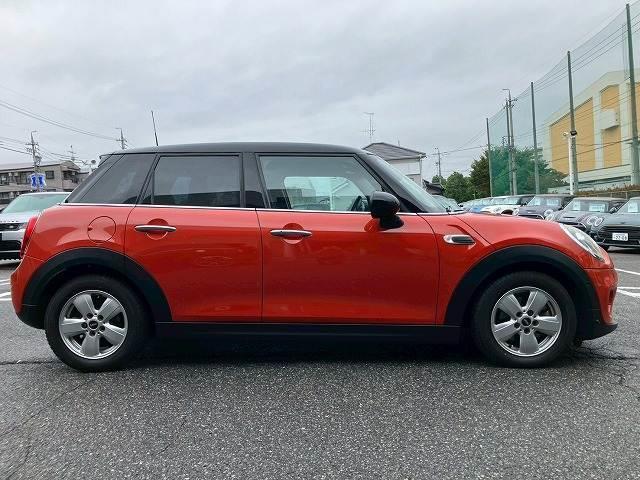 ＭＩＮＩ クーパー　純正ＨＤＤナビ　バックカメラ　前後コーナーセンサー　衝突軽減　マルチファンクションステアリング　オートライト　レインセンサー　ＥＴＣ　アイドリングストップ　コンフォートアクセス　横滑り防止（12枚目）