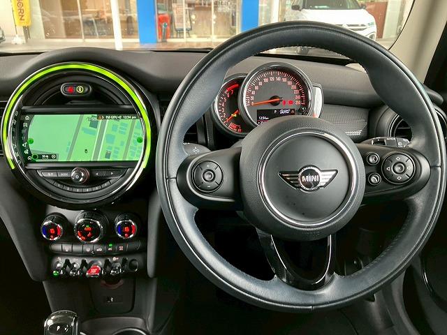 ＭＩＮＩ クーパー　純正ＨＤＤナビ　バックカメラ　前後コーナーセンサー　衝突軽減　マルチファンクションステアリング　オートライト　レインセンサー　ＥＴＣ　アイドリングストップ　コンフォートアクセス　横滑り防止（27枚目）