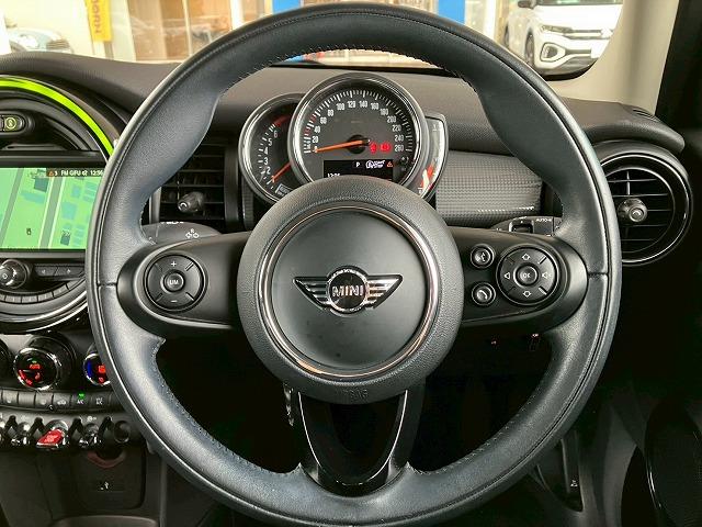 ＭＩＮＩ クーパー　純正ＨＤＤナビ　バックカメラ　前後コーナーセンサー　衝突軽減　マルチファンクションステアリング　オートライト　レインセンサー　ＥＴＣ　アイドリングストップ　コンフォートアクセス　横滑り防止（28枚目）