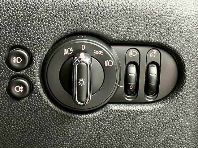 ＭＩＮＩ クーパー　純正ＨＤＤナビ　バックカメラ　前後コーナーセンサー　衝突軽減　マルチファンクションステアリング　オートライト　レインセンサー　ＥＴＣ　アイドリングストップ　コンフォートアクセス　横滑り防止（35枚目）