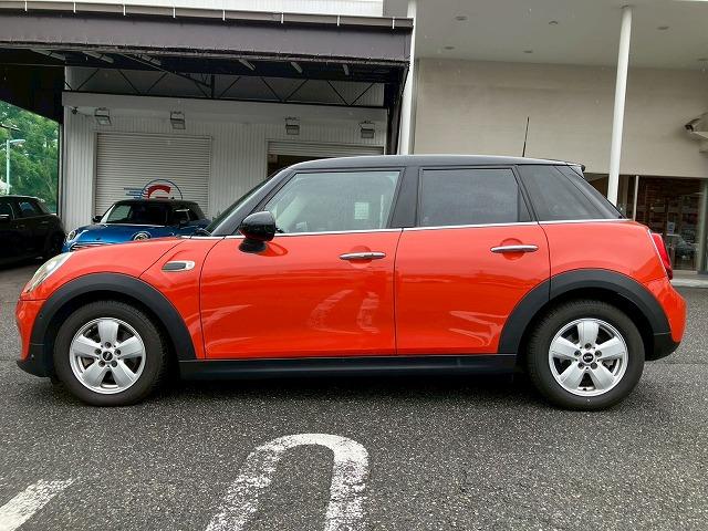 ＭＩＮＩ クーパー　純正ＨＤＤナビ　バックカメラ　前後コーナーセンサー　衝突軽減　マルチファンクションステアリング　オートライト　レインセンサー　ＥＴＣ　アイドリングストップ　コンフォートアクセス　横滑り防止（67枚目）
