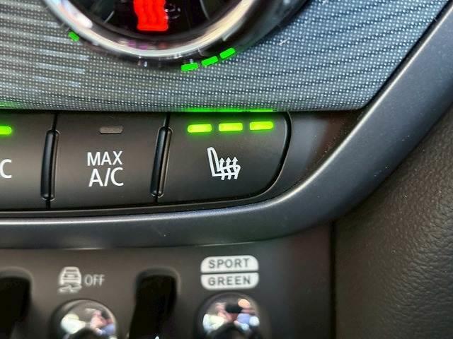 ＭＩＮＩ クーパーＤ　クロスオーバー　アンテイムドエディション　純正ナビ　バックカメラ　シートヒーター　アダクティブクルーズコントロール　電動リアゲート　インテリジェントセーフティー　ドライビングモード　ミラーＥＴＣ　コンフォートアクセス　レインセンサー（8枚目）