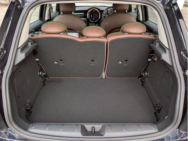 MINI 5ドア COOPER SD 60イヤーズエディション 本革シート シートヒータ 純正ナビ バックカメラ アダクティブクルーズコントロール インテリジェントセーフティー コンフォートアクセス ミラーETC コーナーセンサー LEDヘッドライト(28枚目)