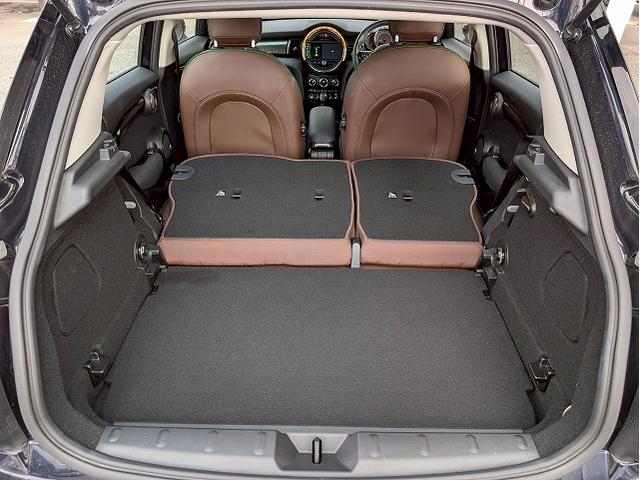 MINI 5ドア COOPER SD 60イヤーズエディション 本革シート シートヒータ 純正ナビ バックカメラ アダクティブクルーズコントロール インテリジェントセーフティー コンフォートアクセス ミラーETC コーナーセンサー LEDヘッドライト(29枚目)