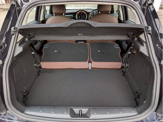 MINI 5ドア COOPER SD 60イヤーズエディション 本革シート シートヒータ 純正ナビ バックカメラ アダクティブクルーズコントロール インテリジェントセーフティー コンフォートアクセス ミラーETC コーナーセンサー LEDヘッドライト(30枚目)