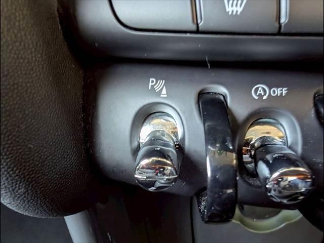 MINI クーパーD 純正HDDナビ バックカメラ 前後コーナーセンサー マルチファンクションステアリング アイドリングストップ 横滑り防止 オートライト レインセンサー コンフォートアクセス ETC アンビエントライト(6枚目)