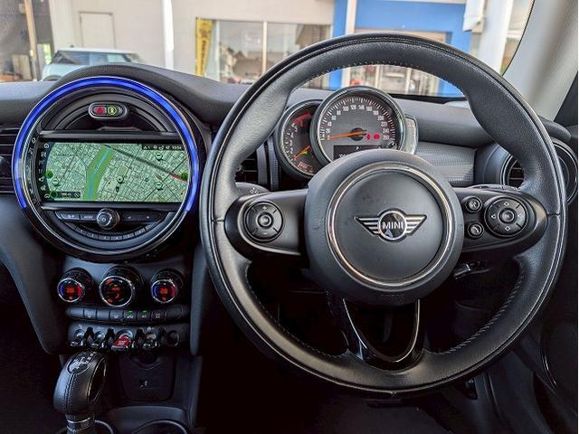 MINI クーパーD 純正HDDナビ バックカメラ 前後コーナーセンサー マルチファンクションステアリング アイドリングストップ 横滑り防止 オートライト レインセンサー コンフォートアクセス ETC アンビエントライト(31枚目)
