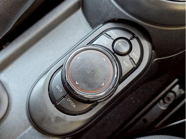 MINI クーパーD 純正HDDナビ バックカメラ 前後コーナーセンサー マルチファンクションステアリング アイドリングストップ 横滑り防止 オートライト レインセンサー コンフォートアクセス ETC アンビエントライト(53枚目)