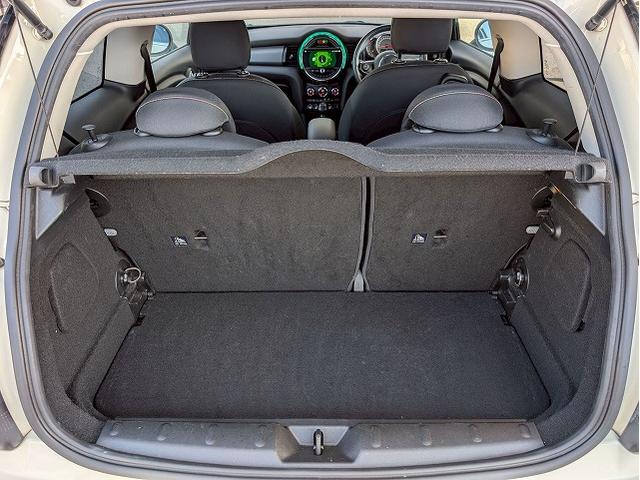 MINI クーパーD 純正HDDナビ バックカメラ 前後コーナーセンサー マルチファンクションステアリング アイドリングストップ 横滑り防止 オートライト レインセンサー コンフォートアクセス ETC アンビエントライト(57枚目)