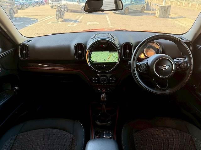 ＭＩＮＩならではのコックピット！！高級感があり、かつシンプルなデザインが飽きがこないとご好評いただいております。スイッチ一つ一つにも「こだわり」とセンスを感じます。