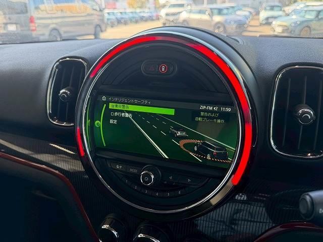 車両前部のカメラが車間距離を測定。衝突の危険を察知すると、警告機能が作動します！ブレーキ圧を調整することで反応を早め、ブレーキをサポート！対歩行者を含む衝突被害軽減ブレーキ機能も備えています。