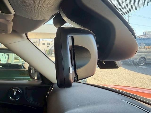ＭＩＮＩ純正のミラー一体型ＥＴＣが装備されております！ＥＴＣ２．０対応で高速道路と自動車がリアルタイムで情報連携し、渋滞迂回ルートや安全運転をサポート！便利で快適なドライブを手助けします！