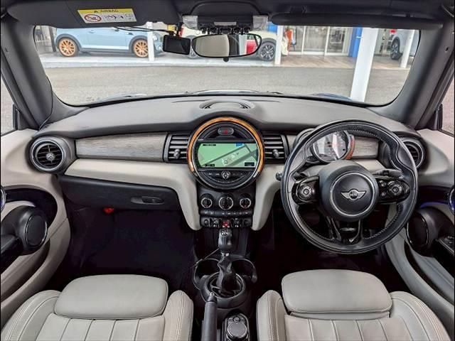 ＭＩＮＩ ２ドア　ＣＯＯＰＥＲ　純正ナビ／バックカメラ／シートヒータ／クルーズコントロール（3枚目）