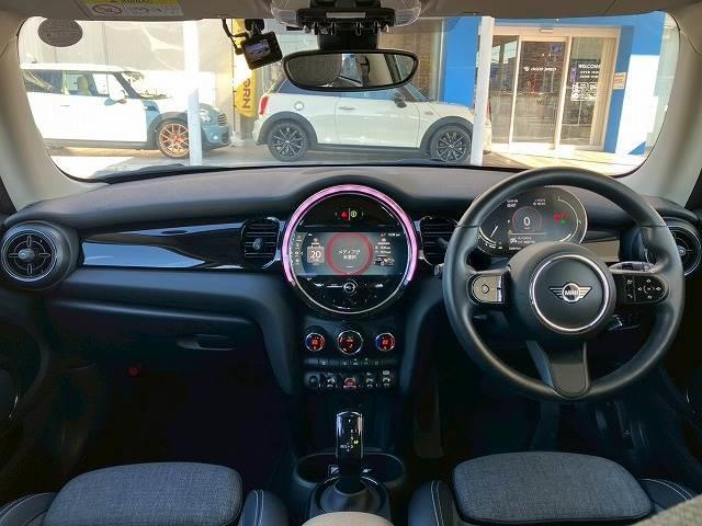 ＭＩＮＩ ３ドア　ＣＯＯＰＥＲ　Ｃｌａｓｓｉｃ　ＴＲＩＭ　Ａｐｐｌｅ　Ｃａｒ　Ｐｌａｙ　バックカメラ　アダクティブクルーズコントロール　ＥＴＣ　コンフォートアクセス　インテリジェントセーフティー　ドライビングモード　レインセンサー　オートライト（3枚目）