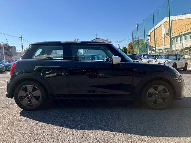 ＭＩＮＩ ３ドア　ＣＯＯＰＥＲ　Ｃｌａｓｓｉｃ　ＴＲＩＭ　Ａｐｐｌｅ　Ｃａｒ　Ｐｌａｙ　バックカメラ　アダクティブクルーズコントロール　ＥＴＣ　コンフォートアクセス　インテリジェントセーフティー　ドライビングモード　レインセンサー　オートライト（12枚目）