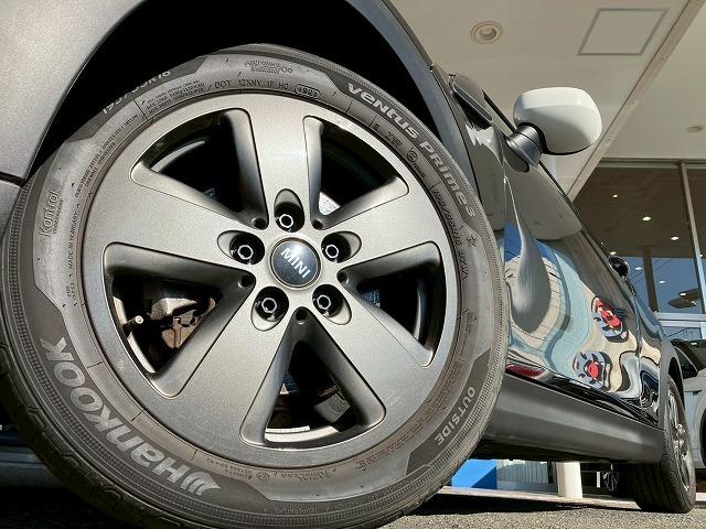 ＭＩＮＩ ３ドア　ＣＯＯＰＥＲ　Ｃｌａｓｓｉｃ　ＴＲＩＭ　Ａｐｐｌｅ　Ｃａｒ　Ｐｌａｙ　バックカメラ　アダクティブクルーズコントロール　ＥＴＣ　コンフォートアクセス　インテリジェントセーフティー　ドライビングモード　レインセンサー　オートライト（21枚目）